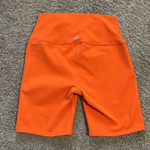 XS Alo Yoga shorts - Picture 3 of 3